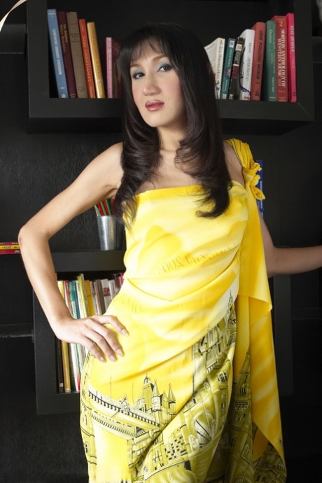 Bored Gisele lifts up her sexy yellow dress and flashes a nice white dong