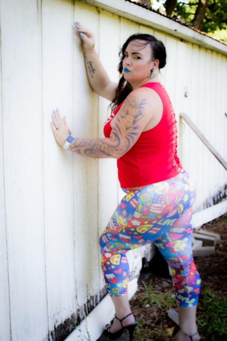 Shemale fatty Michelle Austin stripping and touching herself in the backyard