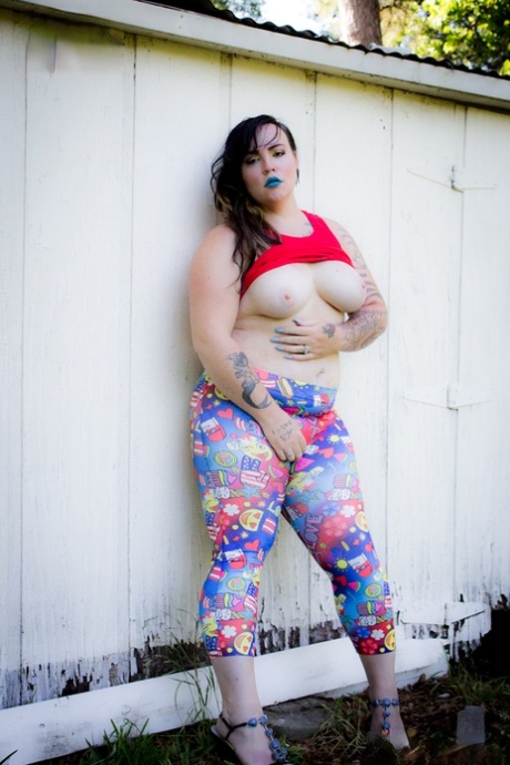 Shemale fatty Michelle Austin stripping and touching herself in the backyard