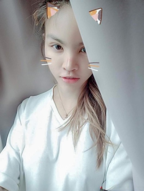 Pretty Asian babe shows off her beautiful tits while taking selfies